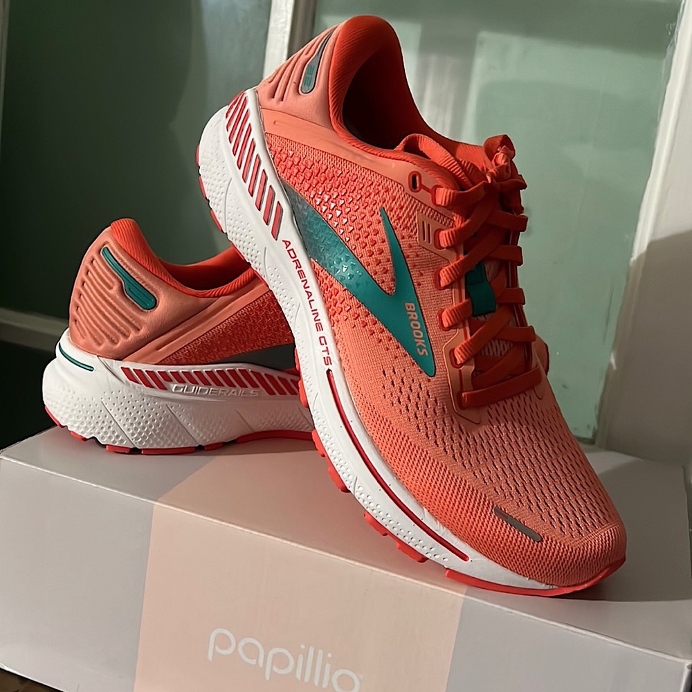 Brooks Adrenaline GTS 22 running shoes